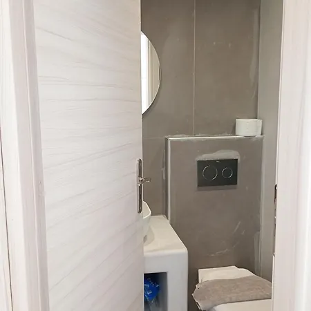 Emporio Apartment *
